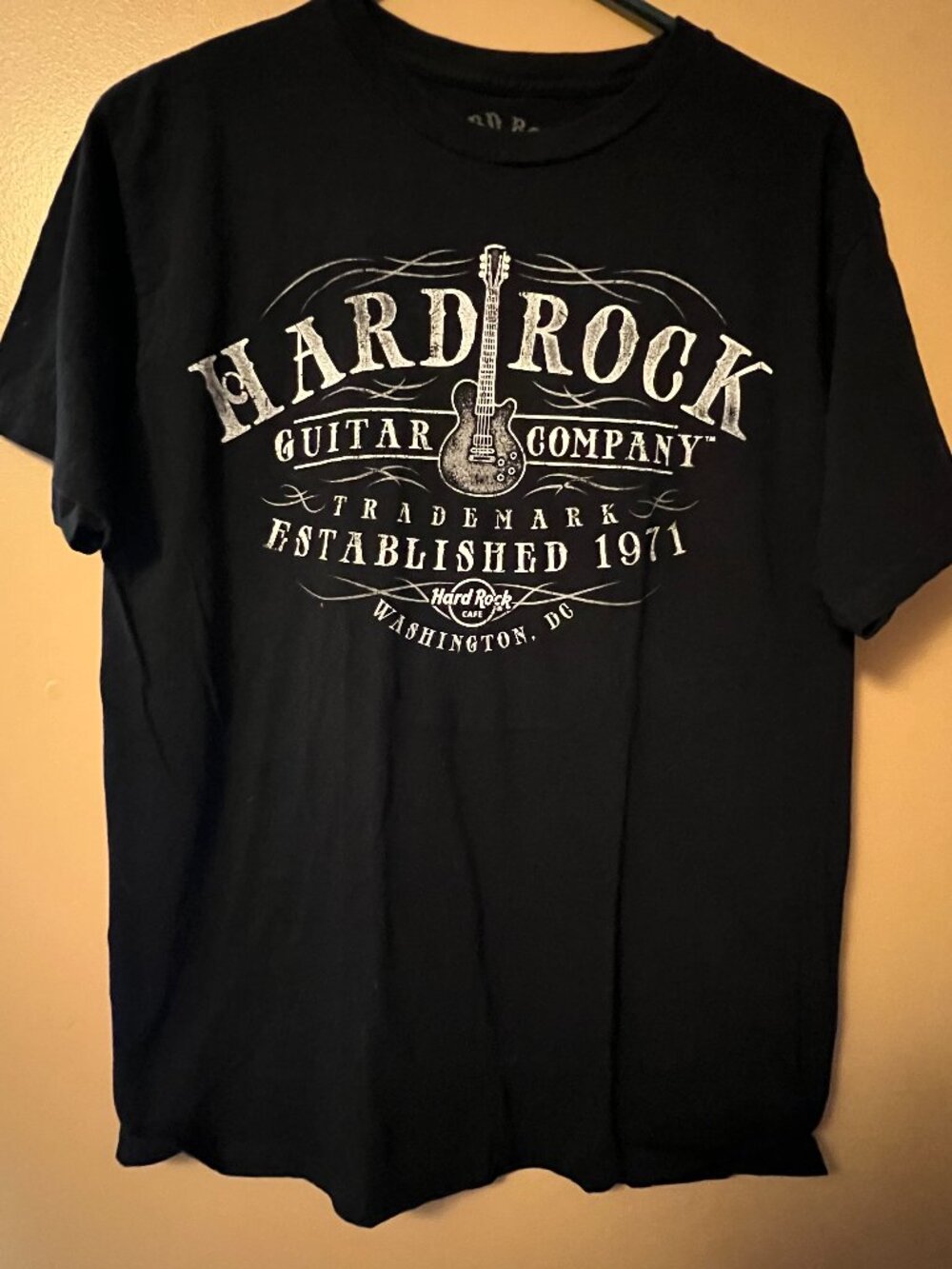 HARD ROCK GUITAR COMPANY Black Tee Medium Fit Hard Rock Cafe Established 1971